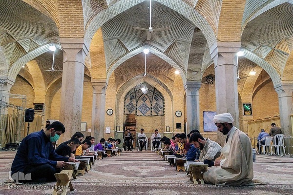 جزءخوانی دانش‌آموزان در مسجد وکیل شیراز
