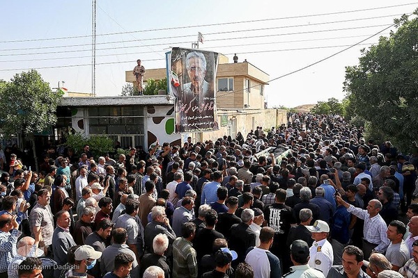 مراسم تشییع پیکر مرحوم محمدعلى کریم خانى در شهر نرجه  تاکستان