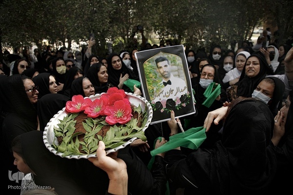 مراسم تدفین پیکر امیر و رحمان بهبهانی دو نفر از جانباختگان حادثه متروپل در آبادان