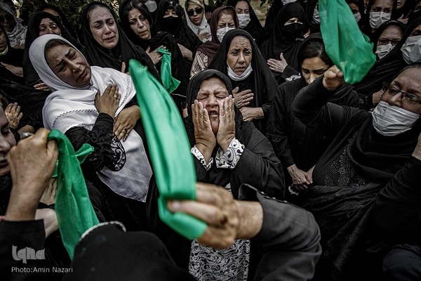 مراسم تدفین پیکر امیر و رحمان بهبهانی دو نفر از جانباختگان حادثه متروپل در آبادان