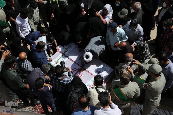 وداع شیرازی ها با محیط بانان شهید در حرم شاهچراغ(ع)‎‎