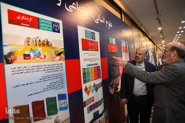 بازدید علیرضا منادی سفیدان، رئیس کمیسیون آموزش و تحقیقات مجلس از نمایشگاه «جهاددانشگاهی؛ الگوی ایرانی ـ اسلامی پیشرفت دانش‌بنیان» 
