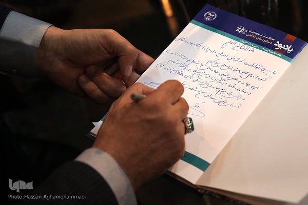 بازدید علیرضا منادی سفیدان، رئیس کمیسیون آموزش و تحقیقات مجلس از نمایشگاه «جهاددانشگاهی؛ الگوی ایرانی ـ اسلامی پیشرفت دانش‌بنیان» 