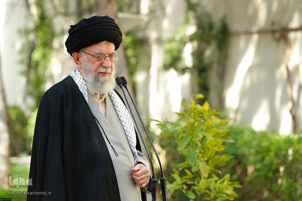 کاشت نهال در روز درختکاری