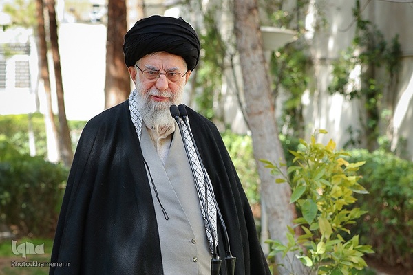 کاشت نهال در روز درختکاری