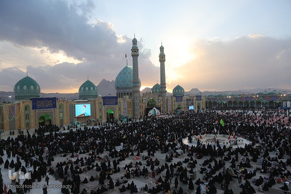 مسجد مقدس جمکران در شب نیمه شعبان