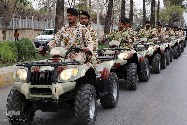 رژه نمادين یگان‌های موتوری نیروهای مسلح در شیراز