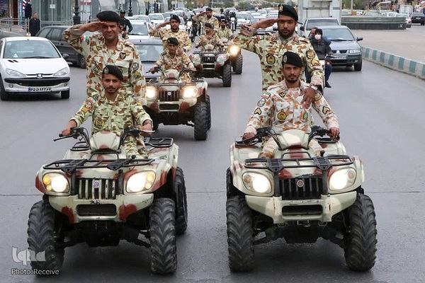 رژه نمادين یگان‌های موتوری نیروهای مسلح در شیراز