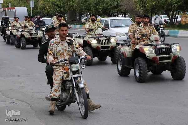 رژه نمادين یگان‌های موتوری نیروهای مسلح در شیراز