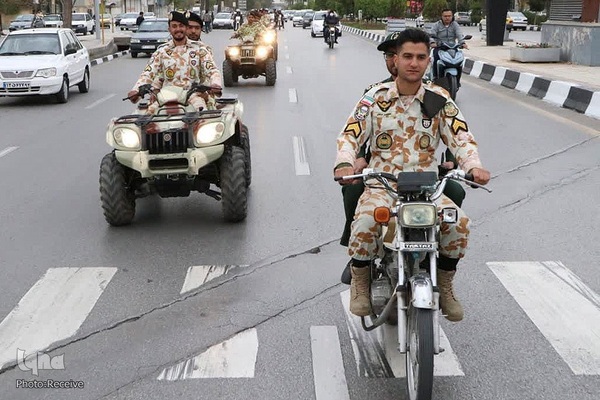رژه نمادين یگان‌های موتوری نیروهای مسلح در شیراز