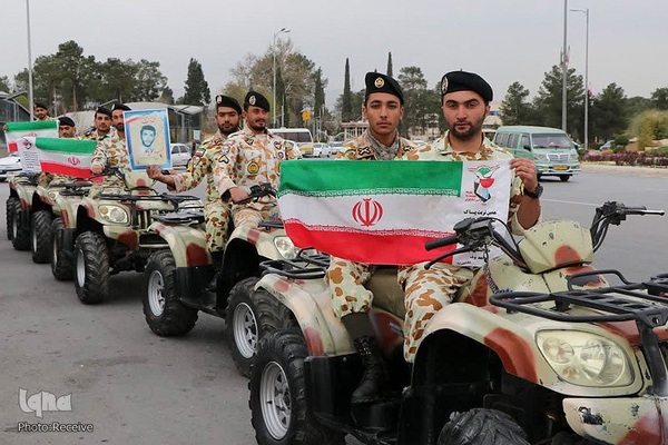 رژه نمادين یگان‌های موتوری نیروهای مسلح در شیراز