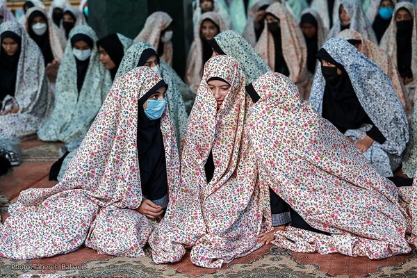 اقامه نماز جماعت دانش آموزی «نور چشم» در تهران