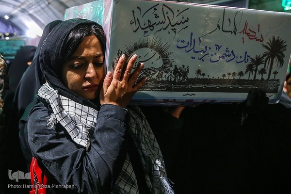 آئین وداع با دویست لاله سرخ گمنام در باغ موزه دفاع مقدس