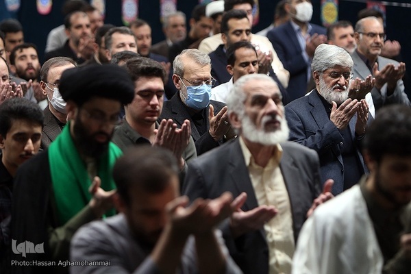 در حاشیه مجلس ترحیم بانو اعظم روحانی، همسر استاد شهید مرتضی مطهری در مسجد دانشگاه تهران