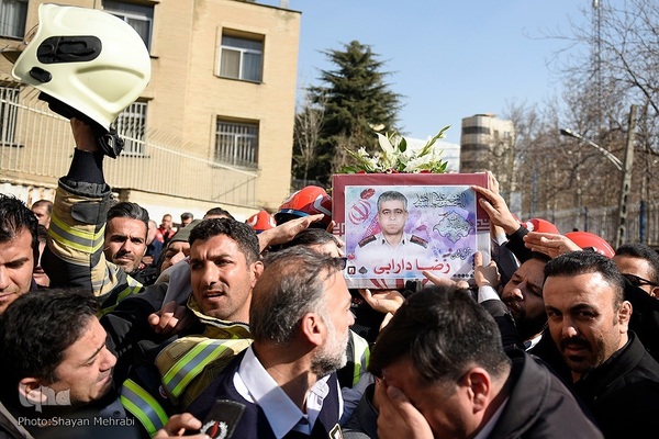 مراسم تشییع پیکر آتش‌نشان شهید «قریب رضا دارابی» که در حادثه آتش سوزی ساختمان ۱۵۳ خیابان بهار به فیض شهادت نائل آمد.