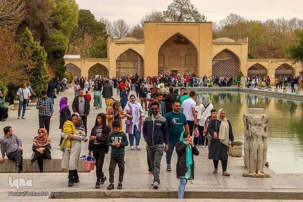 استقبال مسافران نوروزی از چهلستون اصفهان