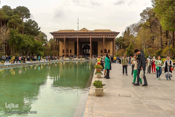 استقبال مسافران نوروزی از چهلستون اصفهان