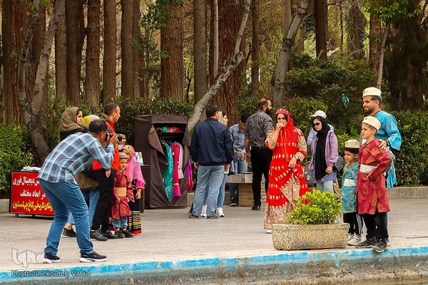 استقبال مسافران نوروزی از چهلستون اصفهان