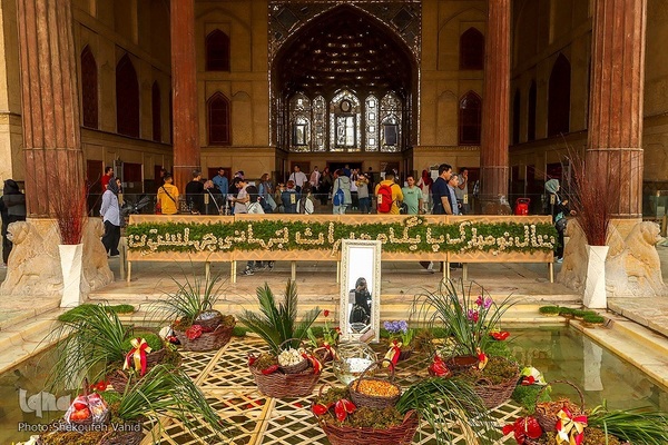 استقبال مسافران نوروزی از چهلستون اصفهان