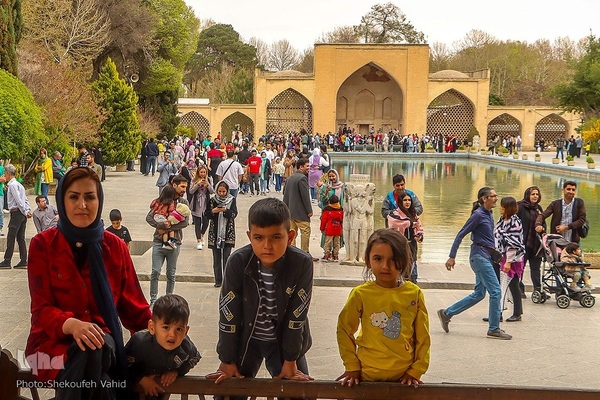 استقبال مسافران نوروزی از چهلستون اصفهان