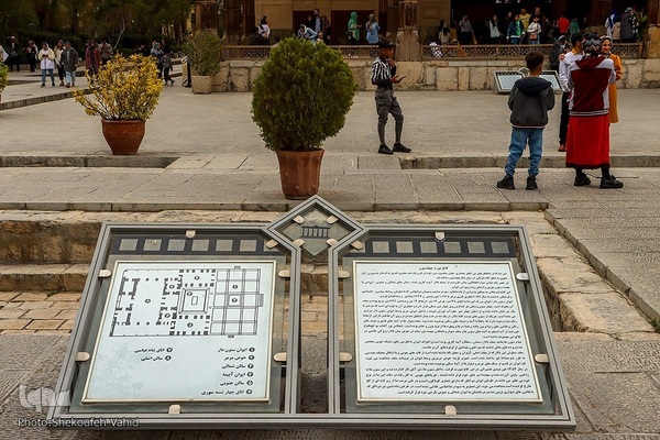 استقبال مسافران نوروزی از چهلستون اصفهان