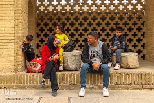 استقبال مسافران نوروزی از چهلستون اصفهان