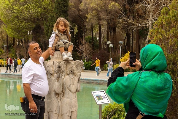 استقبال مسافران نوروزی از چهلستون اصفهان