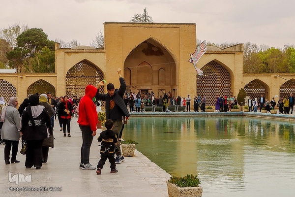 استقبال مسافران نوروزی از چهلستون اصفهان