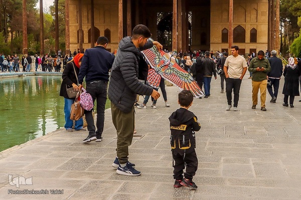 استقبال مسافران نوروزی از چهلستون اصفهان