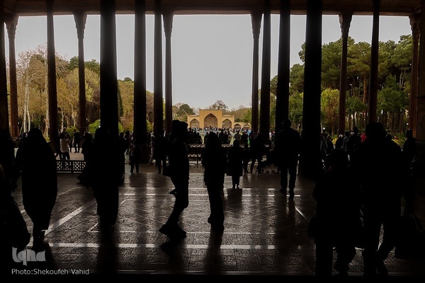 استقبال مسافران نوروزی از چهلستون اصفهان