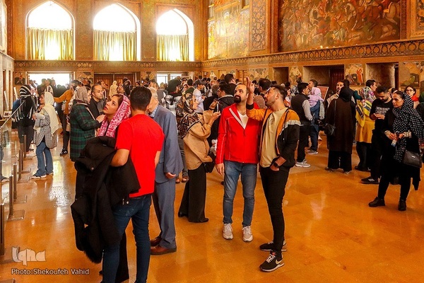 استقبال مسافران نوروزی از چهلستون اصفهان