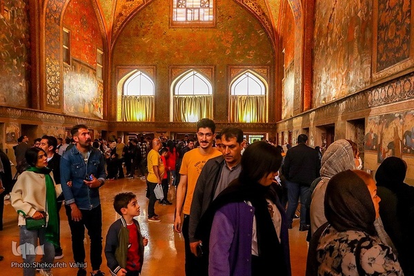 استقبال مسافران نوروزی از چهلستون اصفهان