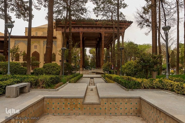 استقبال مسافران نوروزی از چهلستون اصفهان