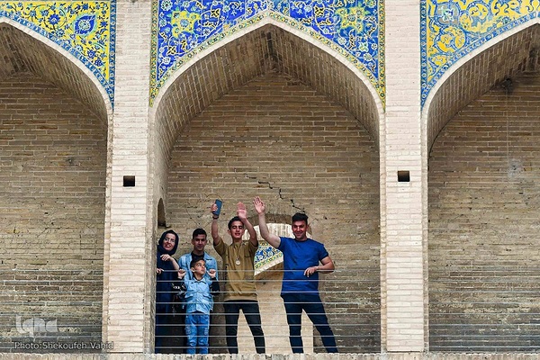 مسافران نوروزی در کنار پل خواجو‎‎