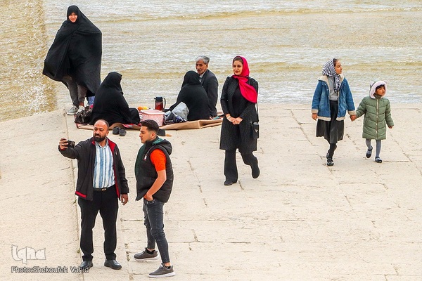 مسافران نوروزی در کنار پل خواجو‎‎