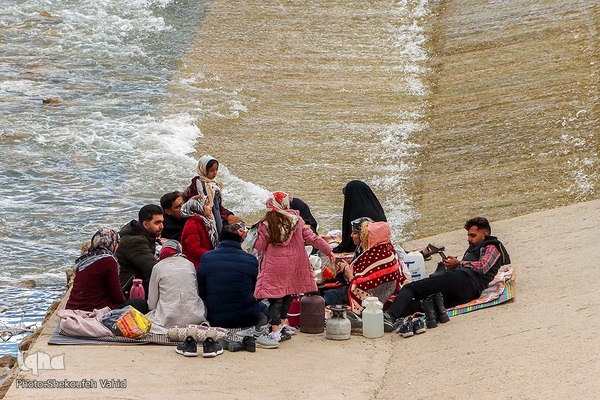 مسافران نوروزی در کنار پل خواجو‎‎
