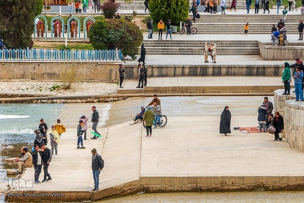 مسافران نوروزی در کنار پل خواجو‎‎