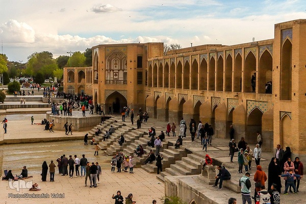 مسافران نوروزی در کنار پل خواجو‎‎