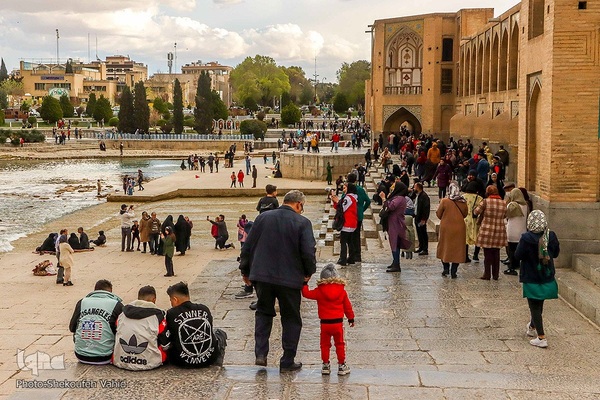 مسافران نوروزی در کنار پل خواجو‎‎