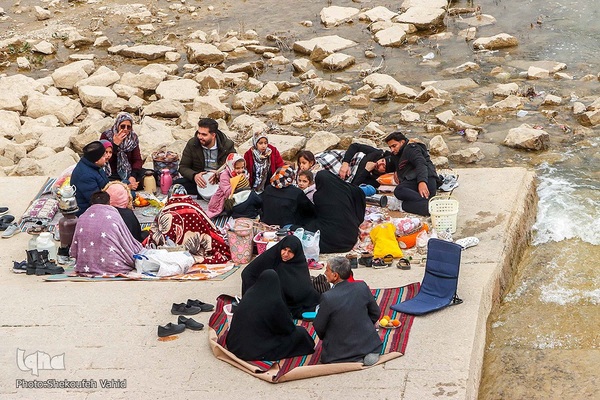مسافران نوروزی در کنار پل خواجو‎‎