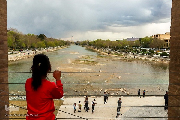 مسافران نوروزی در کنار پل خواجو‎‎