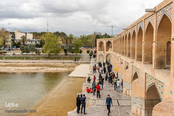 مسافران نوروزی در کنار پل خواجو‎‎