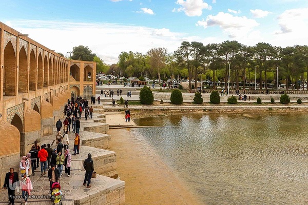 مسافران نوروزی در کنار پل خواجو‎‎