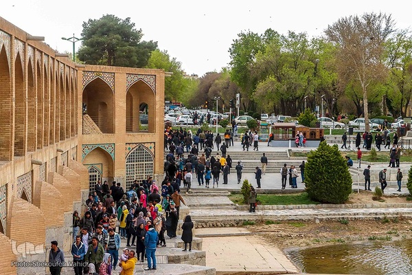 مسافران نوروزی در کنار پل خواجو‎‎