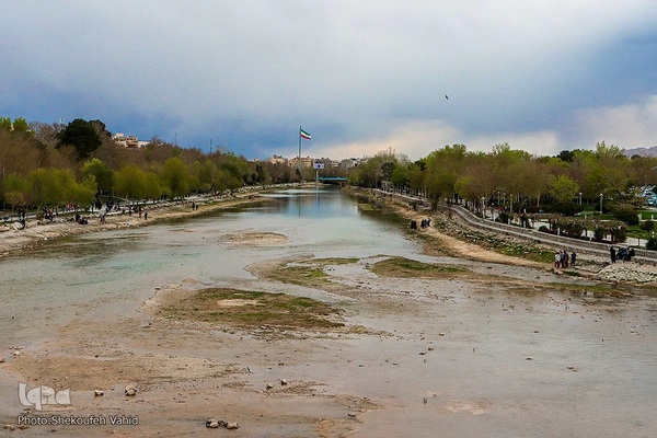 مسافران نوروزی در کنار پل خواجو‎‎