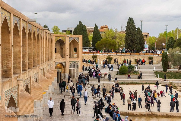 مسافران نوروزی در کنار پل خواجو‎‎