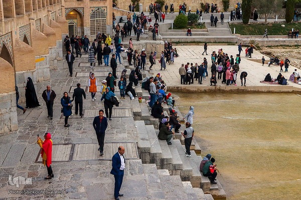 مسافران نوروزی در کنار پل خواجو‎‎