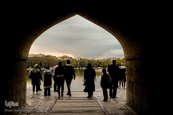 مسافران نوروزی در کنار پل خواجو‎‎
