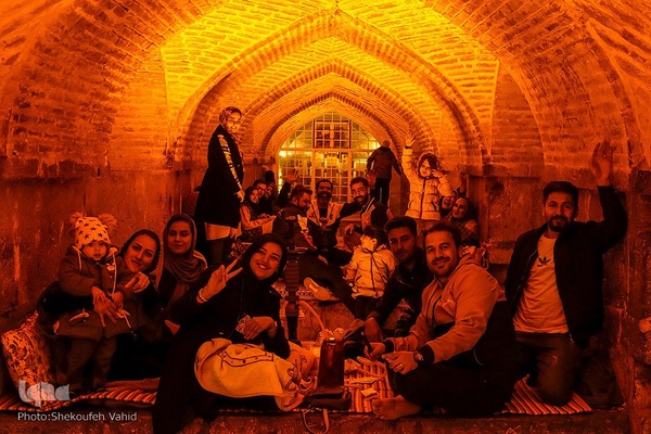 مسافران نوروزی در کنار پل خواجو‎‎