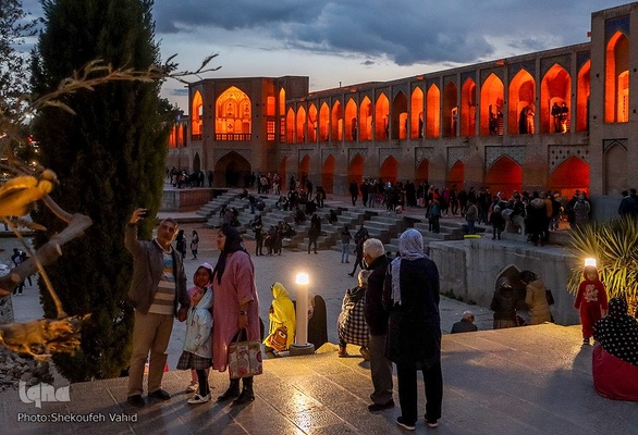 مسافران نوروزی در کنار پل خواجو‎‎